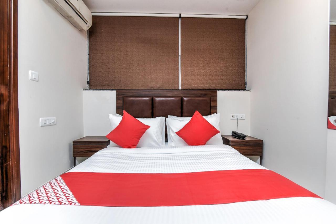 Oyo 80678 Shreenath Residency Нью-Дели Экстерьер фото