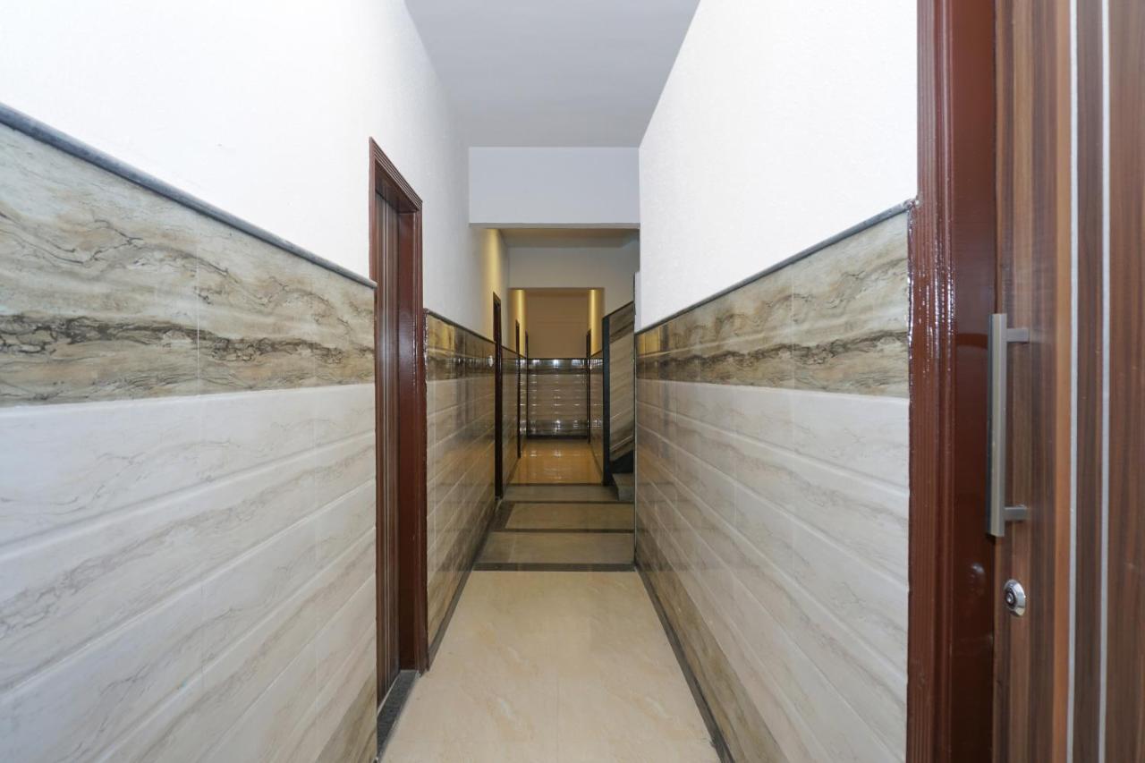 Oyo 80678 Shreenath Residency Нью-Дели Экстерьер фото