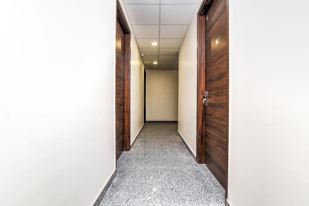 Oyo 80678 Shreenath Residency Нью-Дели Экстерьер фото