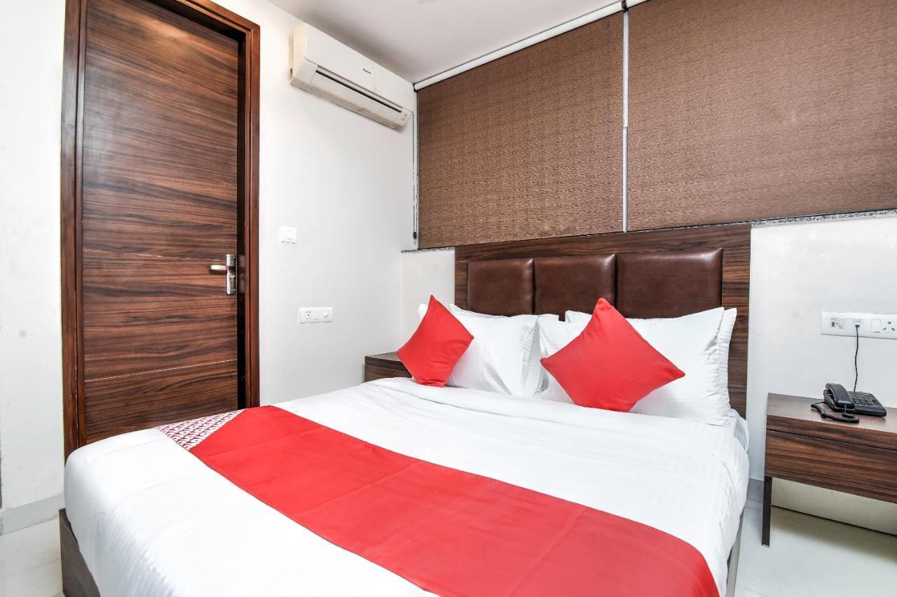 Oyo 80678 Shreenath Residency Нью-Дели Экстерьер фото
